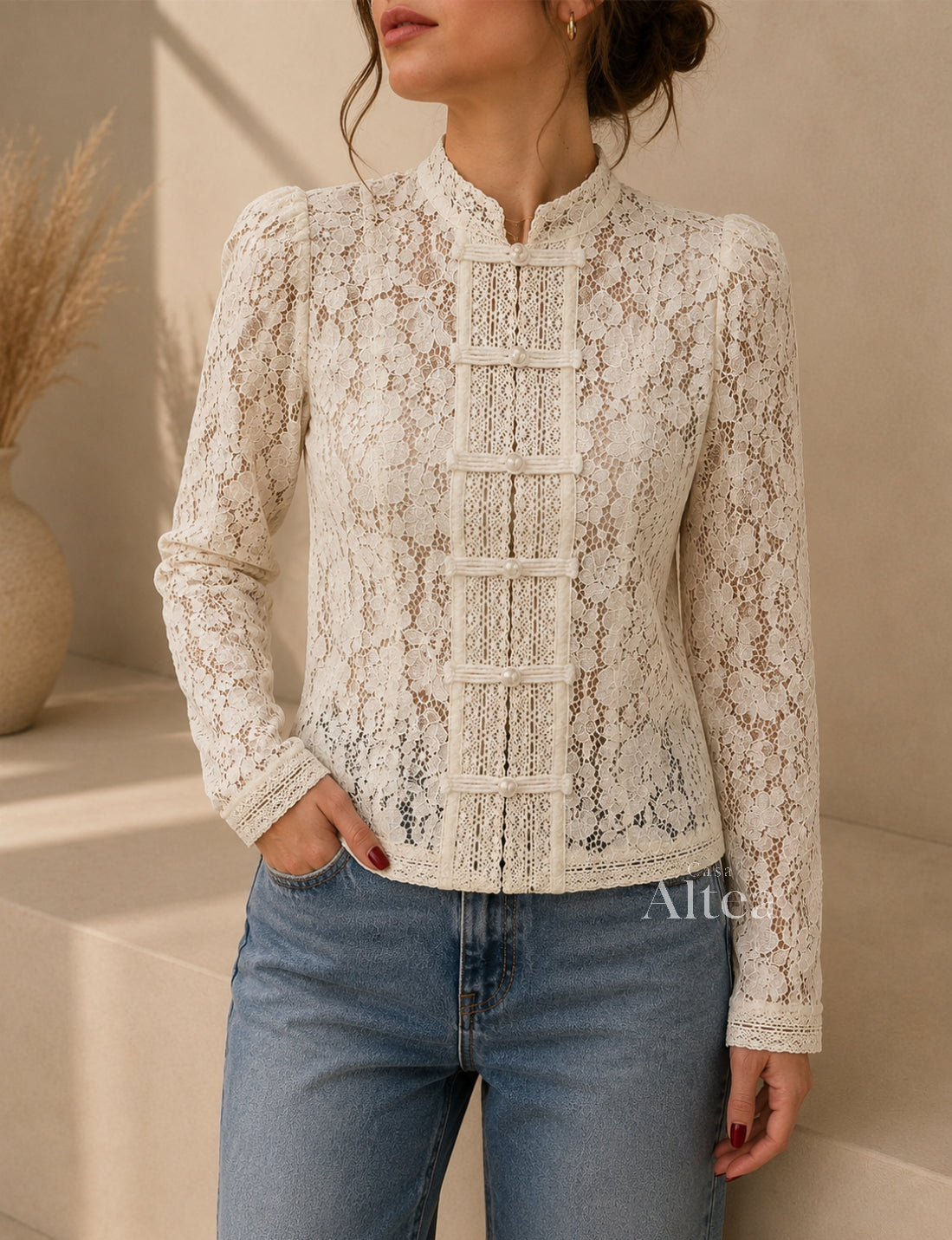 Violeta Chaqueta de Encaje Calado con Transparencias
