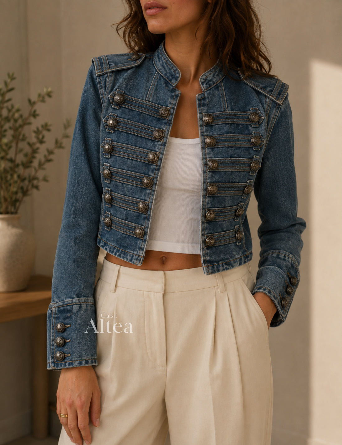 Ofelia Chaqueta Militar Vaquera Corta con Detalles Metálicos