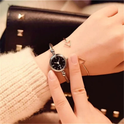 Cayetana Reloj Retro de Acero Inoxidable con Movimiento de Cuarzo