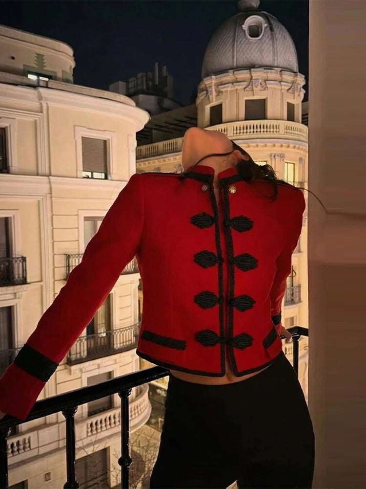 Amara Chaqueta Roja Corta de Estilo Militar con Botones