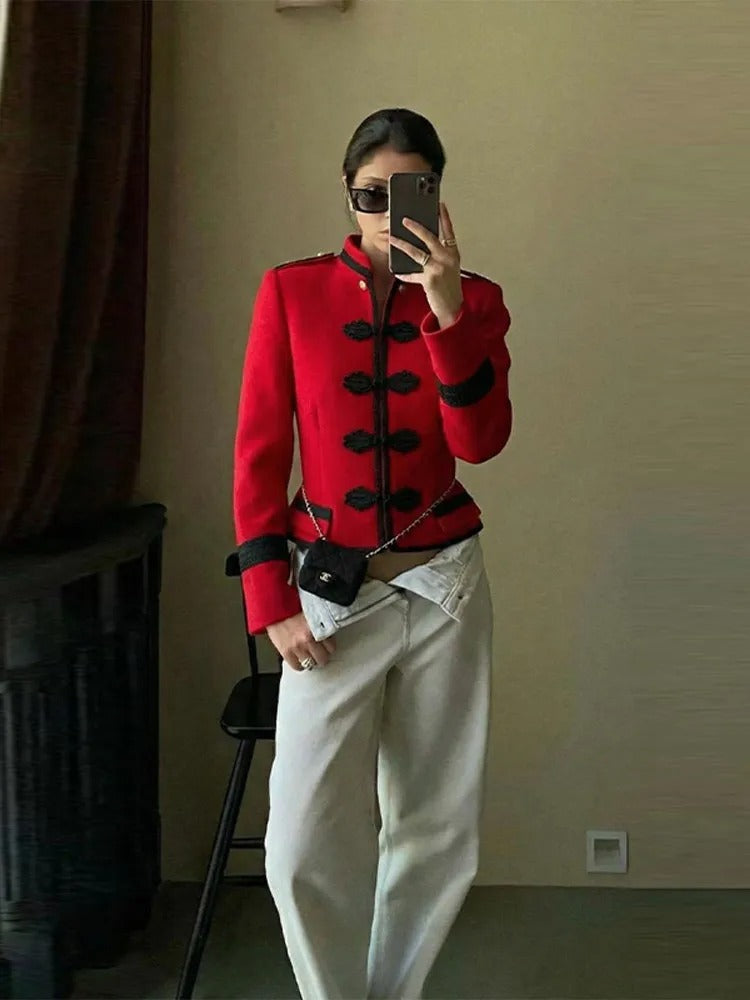 Amara Chaqueta Roja Corta de Estilo Militar con Botones