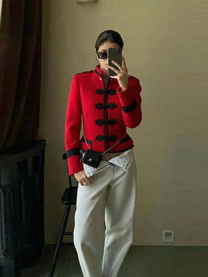 Amara Chaqueta Roja Corta de Estilo Militar con Botones