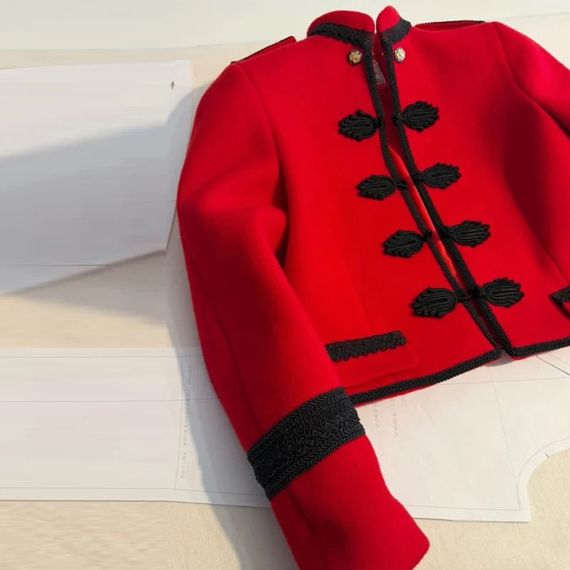 Amara Chaqueta Roja Corta de Estilo Militar con Botones