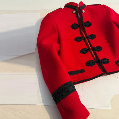 Amara Chaqueta Roja Corta de Estilo Militar con Botones