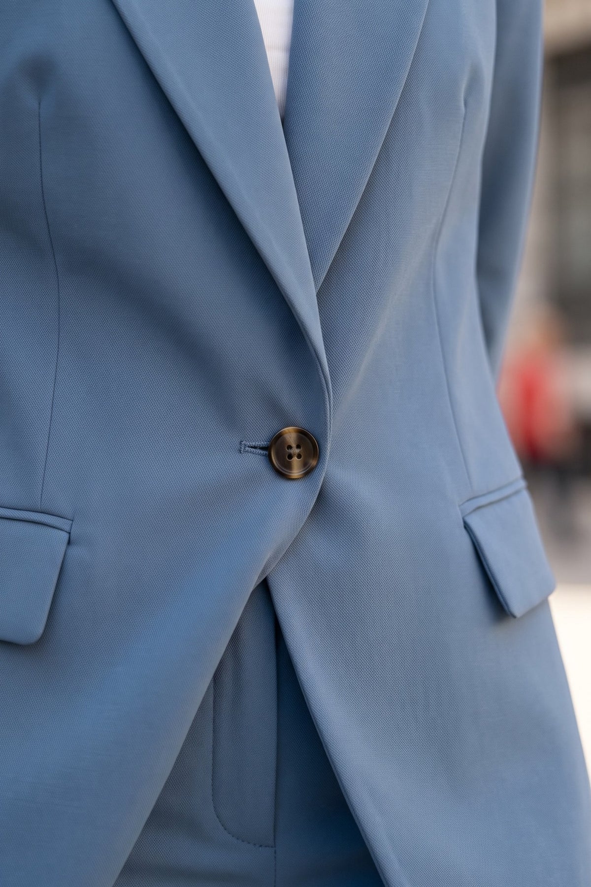Margaux azul detalle del botón y la tela