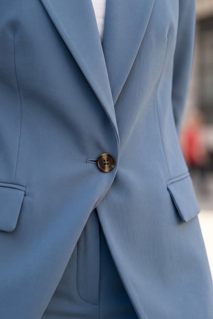 Margaux azul detalle del botón y la tela
